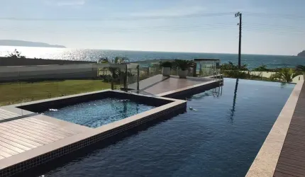 APARTAMENTO COM 03 SUÍTES EM BOMBINHAS
