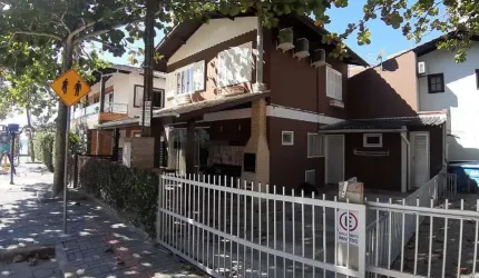 CASA COM 3 QUARTOS NA PRAIA DE BOMBAS PARA LOCAÇÃO DE TEMPORADA