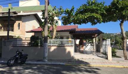 CASA À VENDA EM BOMBAS