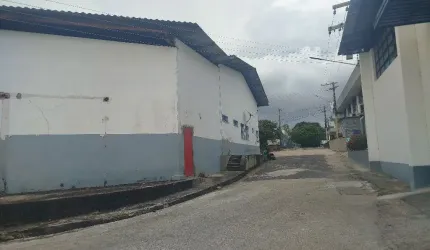 Alugo galpão com 1300m2 em condomínio no distrito 1