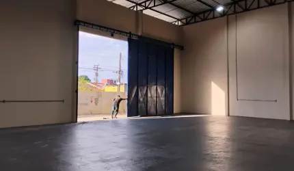 ALUGO GALPÃO NOVO DE 450m2, PRÓX. AV. DAS TORRES