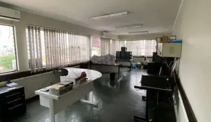 Imóvel comercial para venda tem 280 metros quadrados com 8 salas.