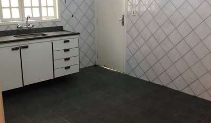 CASA EM OTIMA LOCALIZAÇÃO COM 3 SUITES E 4 VAGAS