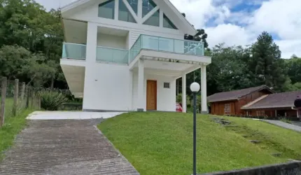 VENDE-SE EXCELENTE CASA NO CONDOMÍNIO FECHADO RESORT FAZENDA EM PIRAQUARA CONDOMÍNIO COM ESTRUTURA COMPLETA E EXCELENTE LAGOS ÁREA VERDE MUITO GRANDE.
