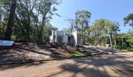 Casa 03 Dorm. à venda no Bairro Golf Club com 400 m² de área privativa - 3 vagas de garagem
