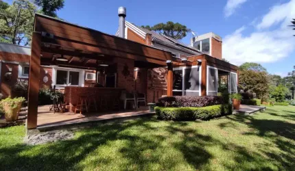 Casa 04 Dorm. à venda no Bairro Golf Club com 450 m² de área privativa