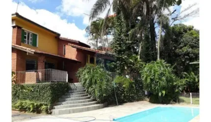 Chácara em Arujá: 5.500m² com Duas Casas e Ótimas Instalações