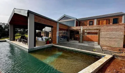 Luxo e Natureza: Casa de Sonho em Joanópolis Pé na água