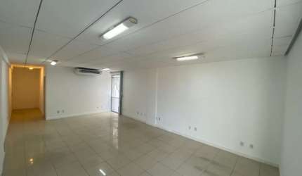Excelente oportunidade! Sala comercial à venda no Comércio, Salvador-BA: 48m², nascente, porcelanato, ar condicionado. Aproveite!
