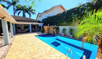 Aconchegante casa térrea em condomínio fechado na praia de Pernambuco no Guarujá