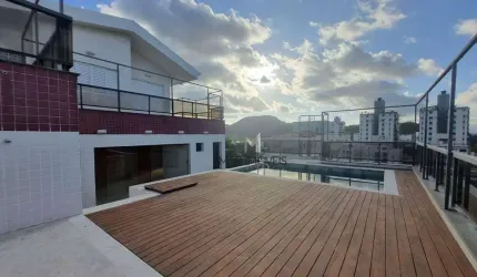 Linda cobertura duplex a 150 metros da praia do Tombo no Guarujá!