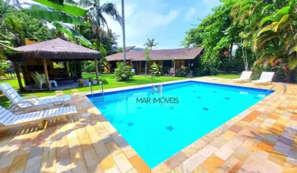Aconhegante casa Térrea com mais de 1000m² de área total em condomínio fechado na região da praia de Pernambuco no Guarujá!