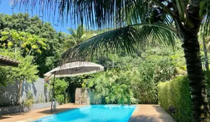 Casa no Jardim Guaiuba com localização excelente , próxima da praia com piscina e garagem para 04 carros .