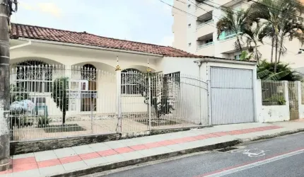 Casa com 3 quartos à venda na Rua Santo Antônio, 745, Barreiros, São José por R$ 850.000