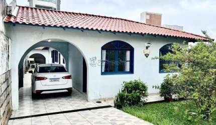 Casa com 3 quartos à venda na Rua Pascoal Simone, 839, Coqueiros, Florianópolis por R$ 1.166.000