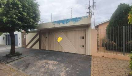 CASA  AMPLA COM ÓTIMA LOCALIZAÇÃO