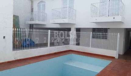 CASA DE ESQUINA, MUITO BEM LOCALIZADA ! ! COM PISCINA