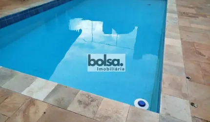 Casa  toda construída com tijolinhos, excelente localização, tanto residencial como comercial.