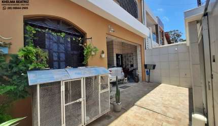 Vendo duplex com 2 suítes, ampla varanda, corredor lateral, quintal, próx. à Couro Fino