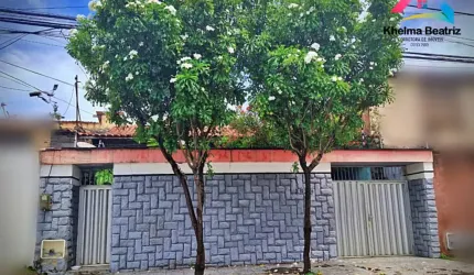 Vendo casa plana com 3 suítes, jardim e quintal na Parquelândia