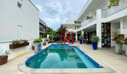 Casa a 150m da praia à venda em Jurerê Internacional - Florianópolis/SC