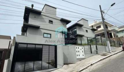 Ótima casa com 03 dormitórios e vaga dupla de garagem