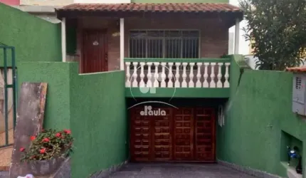 Sobrado 220m², 4 Dormitórios, 4 Vagas, Quintal amplo na Vila Scarpelli, Santo André.