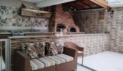 Sobrado Vila Pinheirinho! Impecável com 3 dormitórios, suíte, 4 vagas. Espaço gourmet com churrasqueira e forno