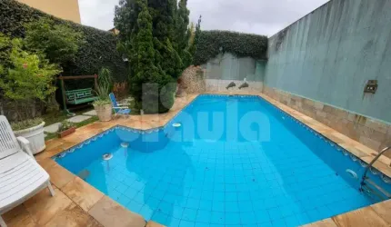 Sobrado extremamente confortável circundado de jardins com 500 metros de terreno.