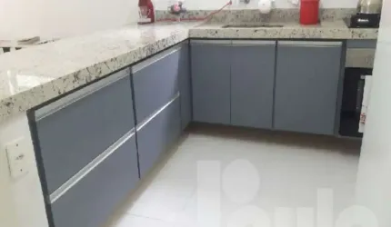 Sobrado de 178m² na Vila Curuça, Santo André: 3 suítes, 1 sala, 1 banheiro, e 2 vagas de garagem