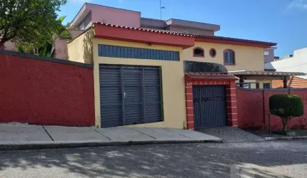 Sobrado com salão comercial estuda permuta com casa térrea de menor valor.