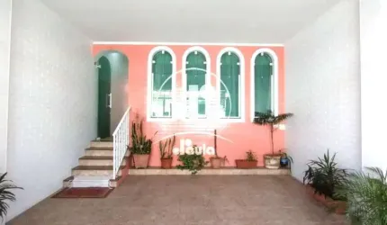 Sobrado grande, com 04 quartos, sendo 01 suíte, 02 banheiros, Comodos amplos, entrada de luz solar manhã e tarde, bem ventilados, 02 vagas de garagem.