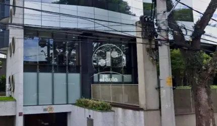 Sala comercial á Venda no Bairro Jardim em Santo André com dois banheiros, pode ser adptada com divisorias em dry wall, ambiente coorporativo.