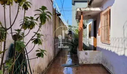 Casa antiga à venda na Vila Helena, Santo André-SP: 1 quarto, 1 sala, 1 banheiro e 150,00m² de área. Aproveite!