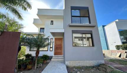 Casa de Luxo à Venda em Cachoeira do Bom Jesus – A 100 metros do mar!