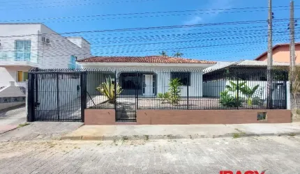 Casa com 2 quartos para alugar na Rua Valentin Heriberto Warmling, 476, Serraria, São José, 100 m2 por R$ 3.000