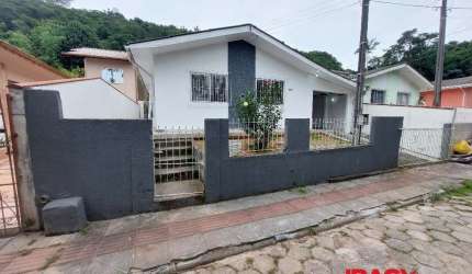 Casa com 3 quartos para alugar na Valdemiro Serafim Francisco, 337, Forquilhinhas, São José, 147 m2 por R$ 3.250