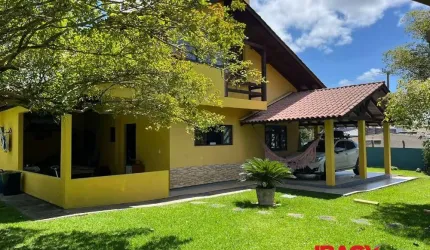 Linda Casa com 3 Quartos (1 Suíte), quadra de esportes e churrasqueira e a 500m da Praia!