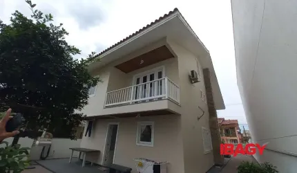 Casa com 3 quartos para alugar na Rua Ferrara, 133, Pagani, Palhoça, 220 m2 por R$ 5.500
