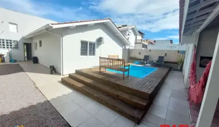Casa com 3 quartos para alugar na Avenida Itamarati, 815, Itacorubi, Florianópolis, 153 m2 por R$ 9.500