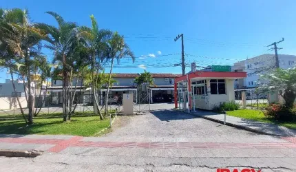 Casa em condomínio fechado com 2 quartos para alugar na Rua Mathias Schell, 22, Sertão do Maruim, São José, 62 m2 por R$ 1.700