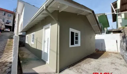 Casa com 3 quartos para alugar na Rua Antônio Carlos Ferreira, 553, Agronômica, Florianópolis por R$ 2.990