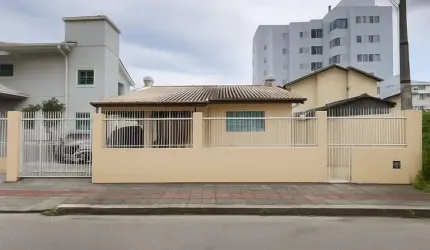 Casa com 3 quartos para alugar na Rua Turino, 27, Pagani, Palhoça por R$ 6.500