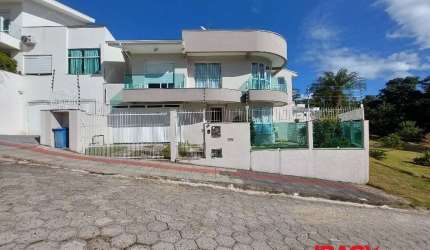 Casa com 4 quartos sendo 1 suíte + 2 Demi-Suítes no Bairro Itacorubi