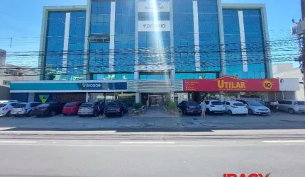 Garagem para alugar na Avenida Leoberto Leal, 604, Barreiros, São José, 476 m2 por R$ 2.500