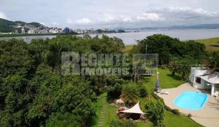 Casa á venda com 5 quartos no bairro João Paulo em Florianópolis.