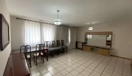 Amplo partamento com 3 dormitórios sendo 1 suíte no centro de Florianópolis.
