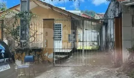Terreno com 2 casas próximo a UFSC no Bairro Trindade em Florianópolis.