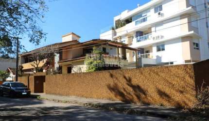 Ótima Casa com 05 Quartos em Excelente Localização
