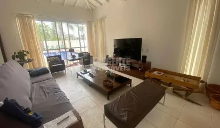 Casa em com 4 Suítes em Condomínio Fechado